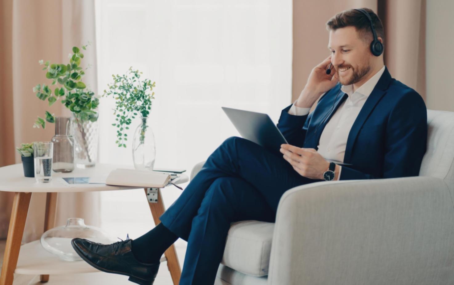 Gruppo di studenti al lavoro su progetti collaborativi di storytelling 3D